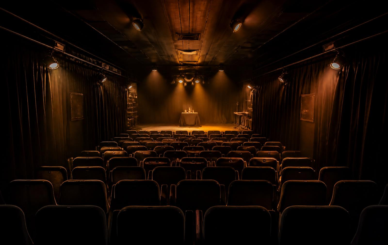 Interior do Magomóbil con butacas e luz teatral